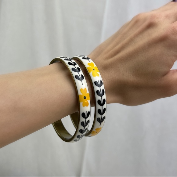 Forever 21 Jewelry - 🚫SOLD🚫 NWOT Golden Yellow Flower Retro Bangle